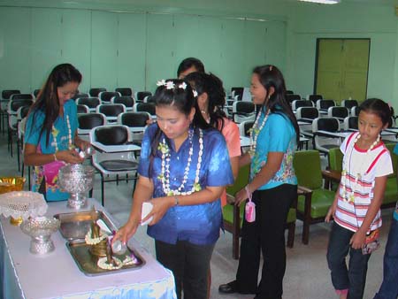 กิจกรรมสืบสานประเพณีสงกรานต์ คณะศึกษาศาสตร์ ปี 2550 ภาพที่ 109