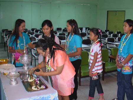 กิจกรรมสืบสานประเพณีสงกรานต์ คณะศึกษาศาสตร์ ปี 2550 ภาพที่ 110