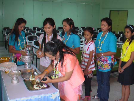 กิจกรรมสืบสานประเพณีสงกรานต์ คณะศึกษาศาสตร์ ปี 2550 ภาพที่ 111