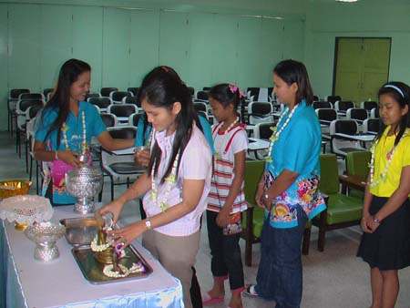 กิจกรรมสืบสานประเพณีสงกรานต์ คณะศึกษาศาสตร์ ปี 2550 ภาพที่ 112