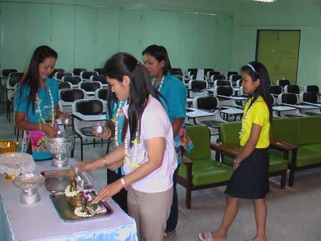 กิจกรรมสืบสานประเพณีสงกรานต์ คณะศึกษาศาสตร์ ปี 2550 ภาพที่ 113