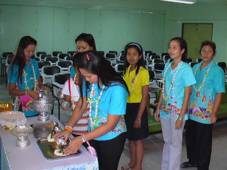กิจกรรมสืบสานประเพณีสงกรานต์ คณะศึกษาศาสตร์ ปี 2550 ภาพที่ 115