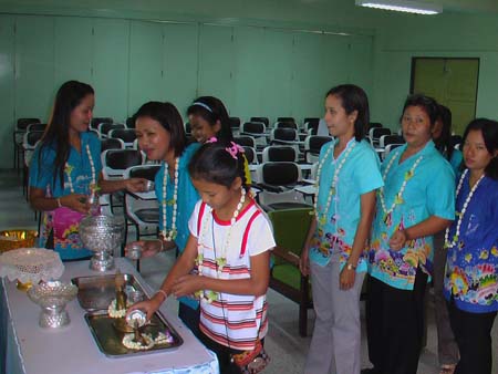 กิจกรรมสืบสานประเพณีสงกรานต์ คณะศึกษาศาสตร์ ปี 2550 ภาพที่ 117