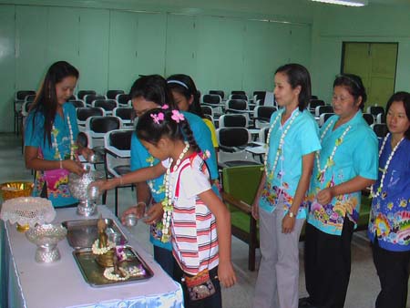 กิจกรรมสืบสานประเพณีสงกรานต์ คณะศึกษาศาสตร์ ปี 2550 ภาพที่ 118