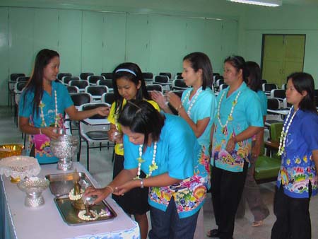 กิจกรรมสืบสานประเพณีสงกรานต์ คณะศึกษาศาสตร์ ปี 2550 ภาพที่ 119