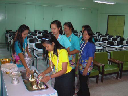กิจกรรมสืบสานประเพณีสงกรานต์ คณะศึกษาศาสตร์ ปี 2550 ภาพที่ 120