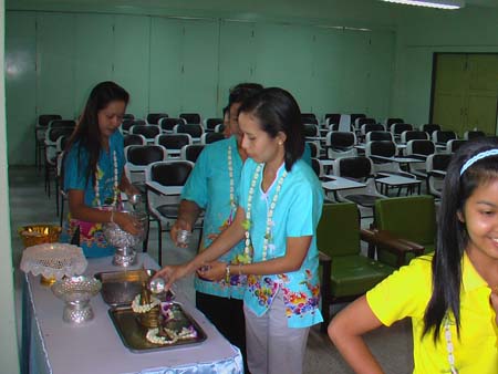 กิจกรรมสืบสานประเพณีสงกรานต์ คณะศึกษาศาสตร์ ปี 2550 ภาพที่ 121