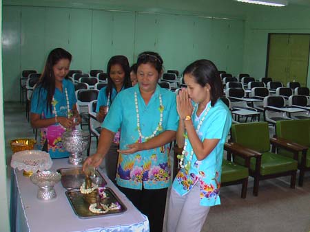 กิจกรรมสืบสานประเพณีสงกรานต์ คณะศึกษาศาสตร์ ปี 2550 ภาพที่ 122