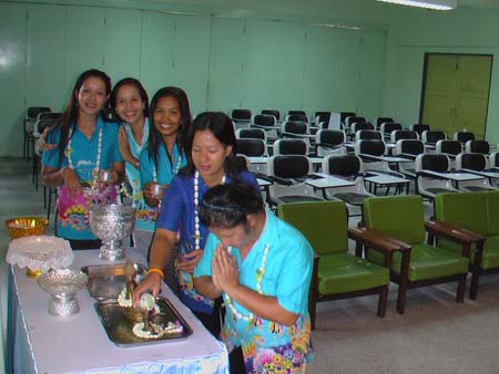 กิจกรรมสืบสานประเพณีสงกรานต์ คณะศึกษาศาสตร์ ปี 2550 ภาพที่ 123