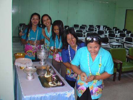 กิจกรรมสืบสานประเพณีสงกรานต์ คณะศึกษาศาสตร์ ปี 2550 ภาพที่ 124