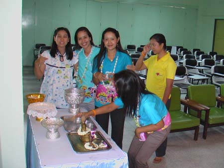 กิจกรรมสืบสานประเพณีสงกรานต์ คณะศึกษาศาสตร์ ปี 2550 ภาพที่ 126