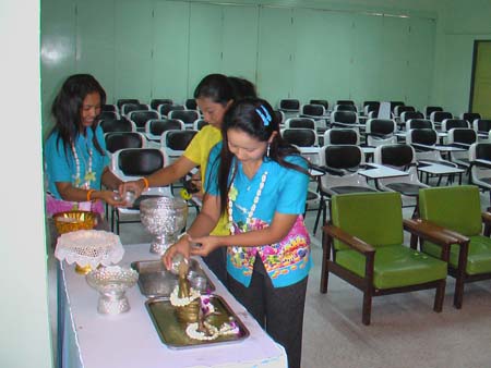 กิจกรรมสืบสานประเพณีสงกรานต์ คณะศึกษาศาสตร์ ปี 2550 ภาพที่ 128