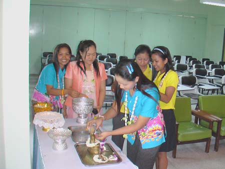 กิจกรรมสืบสานประเพณีสงกรานต์ คณะศึกษาศาสตร์ ปี 2550 ภาพที่ 129