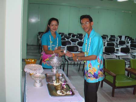 กิจกรรมสืบสานประเพณีสงกรานต์ คณะศึกษาศาสตร์ ปี 2550 ภาพที่ 130