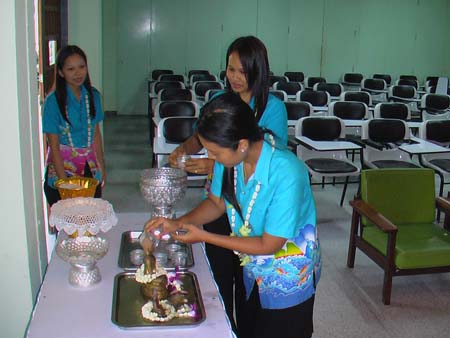 กิจกรรมสืบสานประเพณีสงกรานต์ คณะศึกษาศาสตร์ ปี 2550 ภาพที่ 134