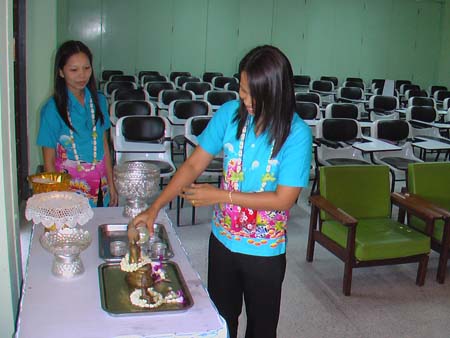 กิจกรรมสืบสานประเพณีสงกรานต์ คณะศึกษาศาสตร์ ปี 2550 ภาพที่ 135