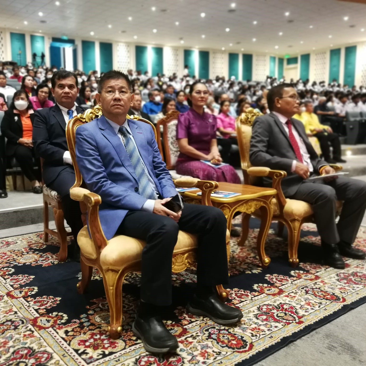 คณบดีคณะศึกษาศาสตร์  ปฏิบัติ​หน้า​ที่แทนอธิการบดี​มหาวิทยาลัย​ทักษิณ​ กล่าวต้อนรับในพิธีมอบทุนการศึกษา มูลนิธิ​ในเครือ​ มูลนิธิ​พลเอกเปรม​ ติณสูลานนท์
