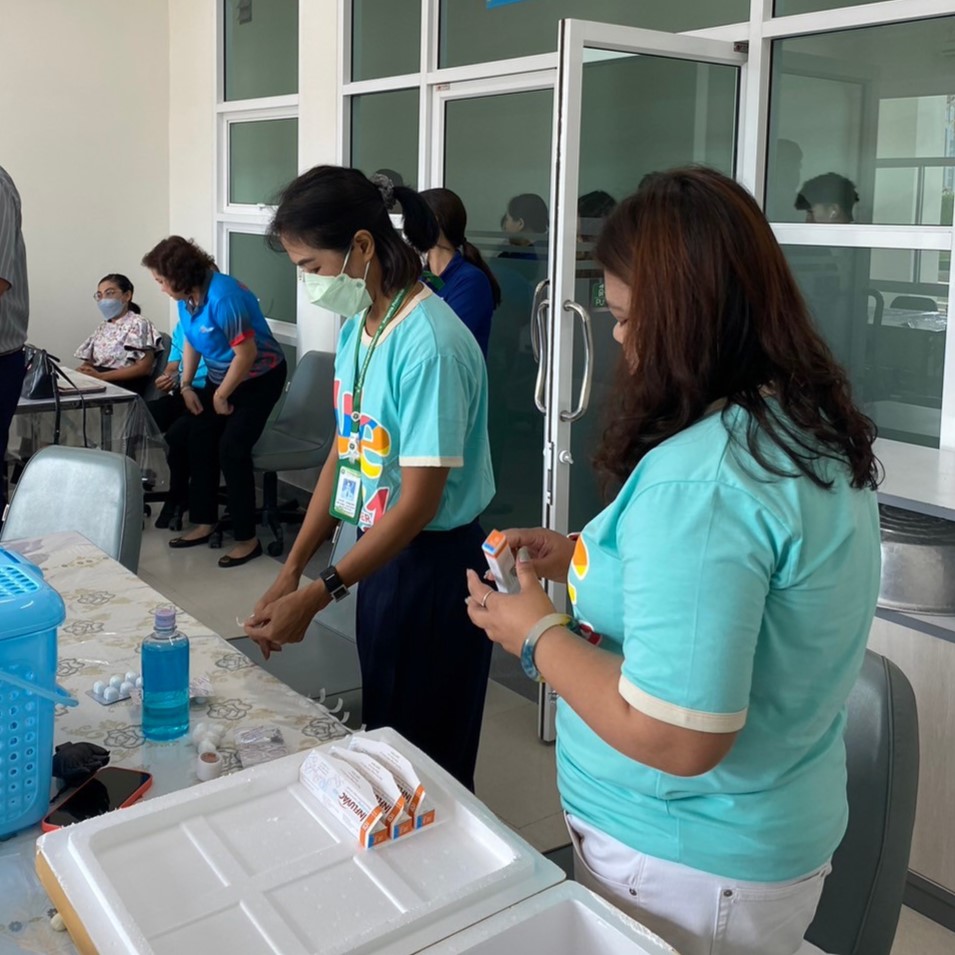 สำนักงานสาธารณสุขจังหวัดสงขลา บริการฉีดวัคซีนป้องกันไหว้หวัดใหญ่สามสายพันธุ์ ให้กับคณาจารย์และบุคลากรคณะศึกษาศาสตร์
