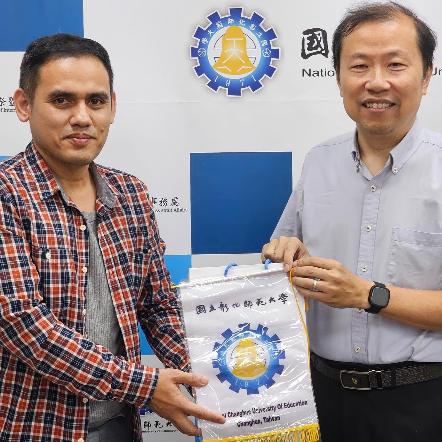 Prof.Hon-Man Lee, Ph.D. Dean of​ International​ and​ Cross-strait Affairs Office​ National​ Changhua​ University​ of​ Education​ ให้การต้อนรับ ผศ.ดร.นพเก้า​ ณ​ พัทลุง​ ผู้ช่วย​คณบดี​คณะศึกษา​ศาสตร์ มหา​วิทยาลัย​ทักษิณ​และคณะ เพื่อดำเนิน​กิจกรรม​ทางวิชาการ ตามข้อตกลง​ MOU​