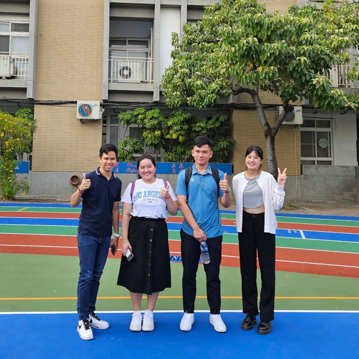นางสาวกรกนก​ ไหมพรม​ และ นายภาณุพงศ์​ ไชยานุกิจ​  นิสิตคณะ​ศึกษา​ศาสตร์​  มหา​วิทยาลัย​ทักษิณ​ เข้าร่วมการเรียนการสอนใน Changhua​ Minsheng Elementary School​