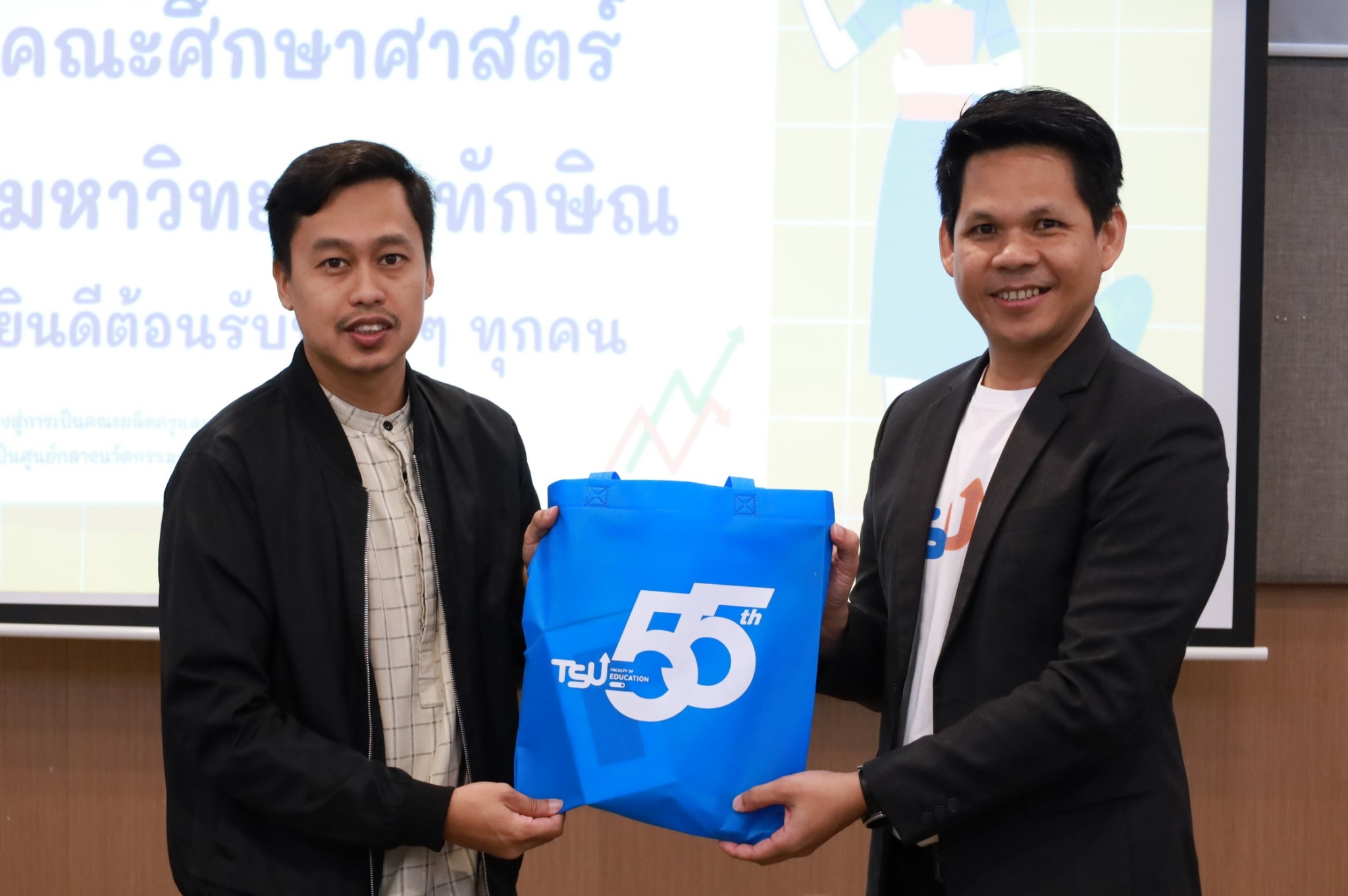 ผู้ช่วยศาสตราจารย์ ดร.สิงหา ประสิทธิ์พงศ์ รองคณบดีฝ่ายวิชาการ ต้อนรับคณะครูและนักเรียน รร.ประทีปศาสน์วิทยามูลนิธิ