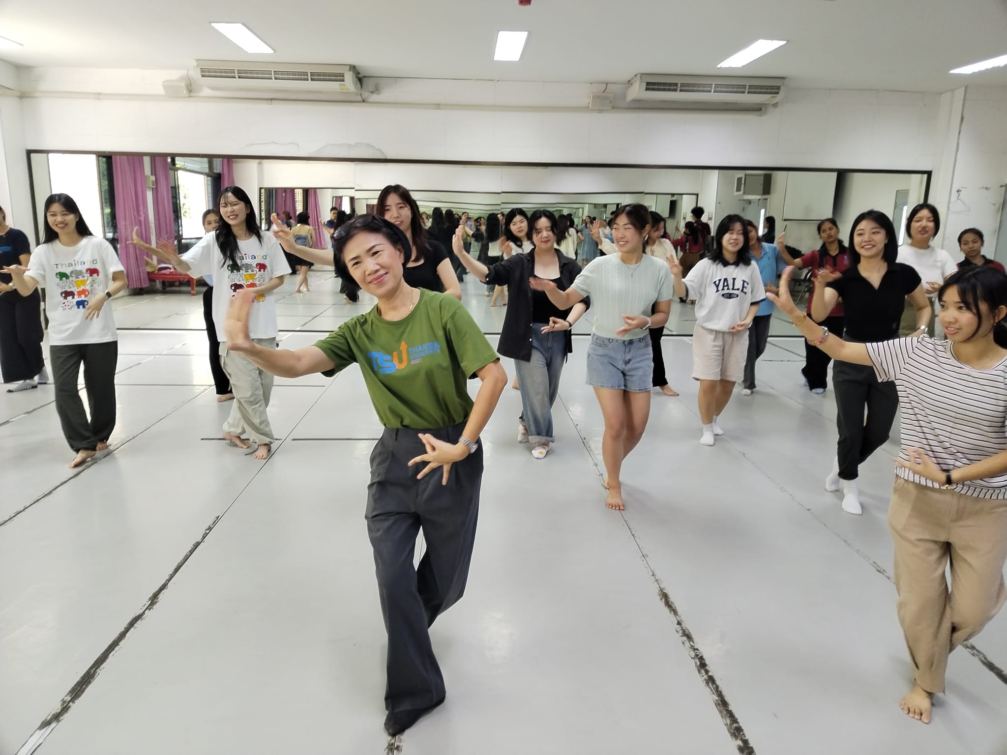 นักศึกษา​ MYONGJI​ University​ Korea เข้าร่วมชั้นเรียนนาฏศิลป์​ไทย
