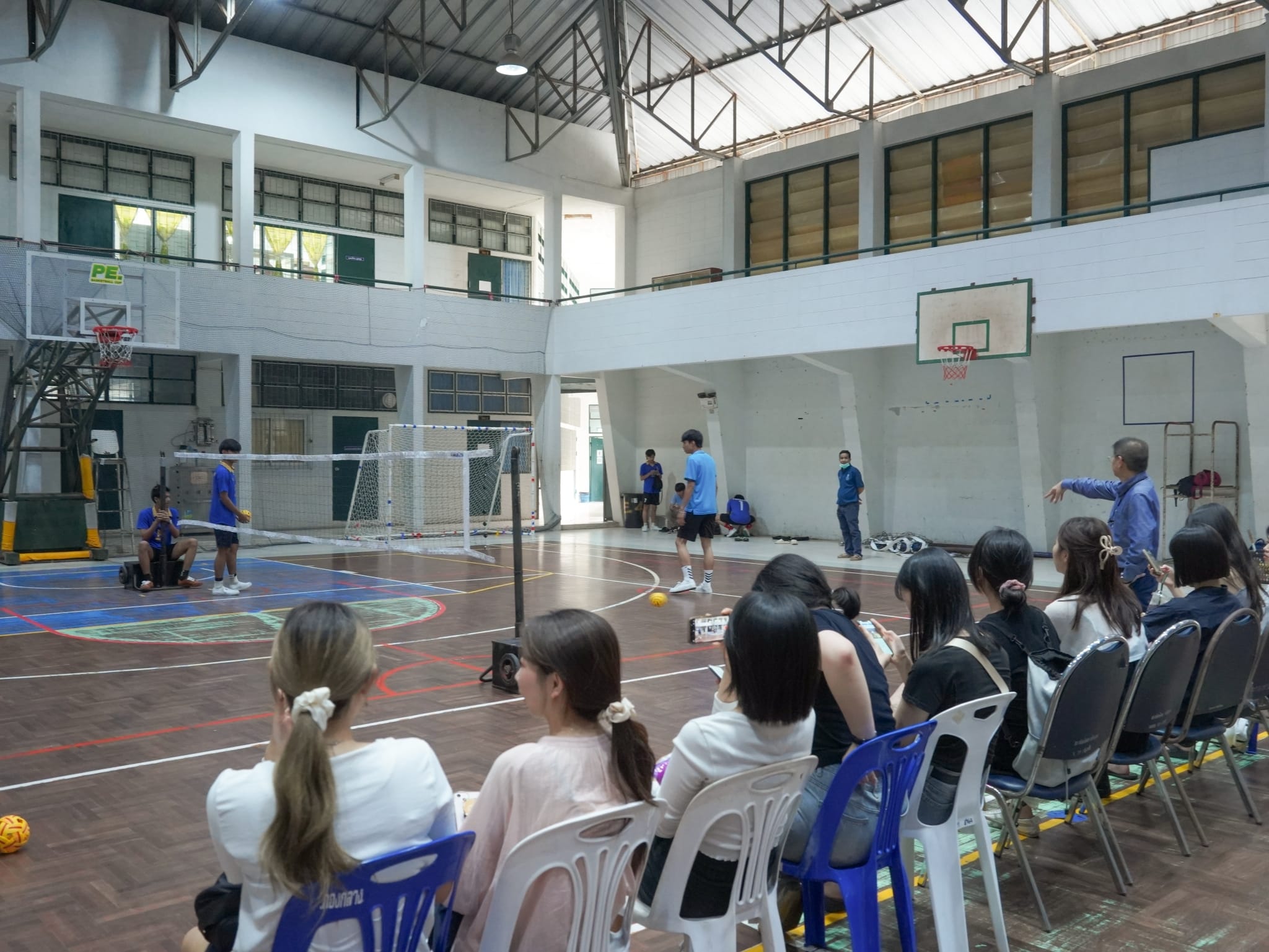 นักศึกษา​ MYONGJI​ University​ Korea ชมการสาธิต​การเล่นเซปักตะกร้อ​ โดยนิสิต​สาขาวิชา​พลศึกษา​และ​สุขศึกษา​
