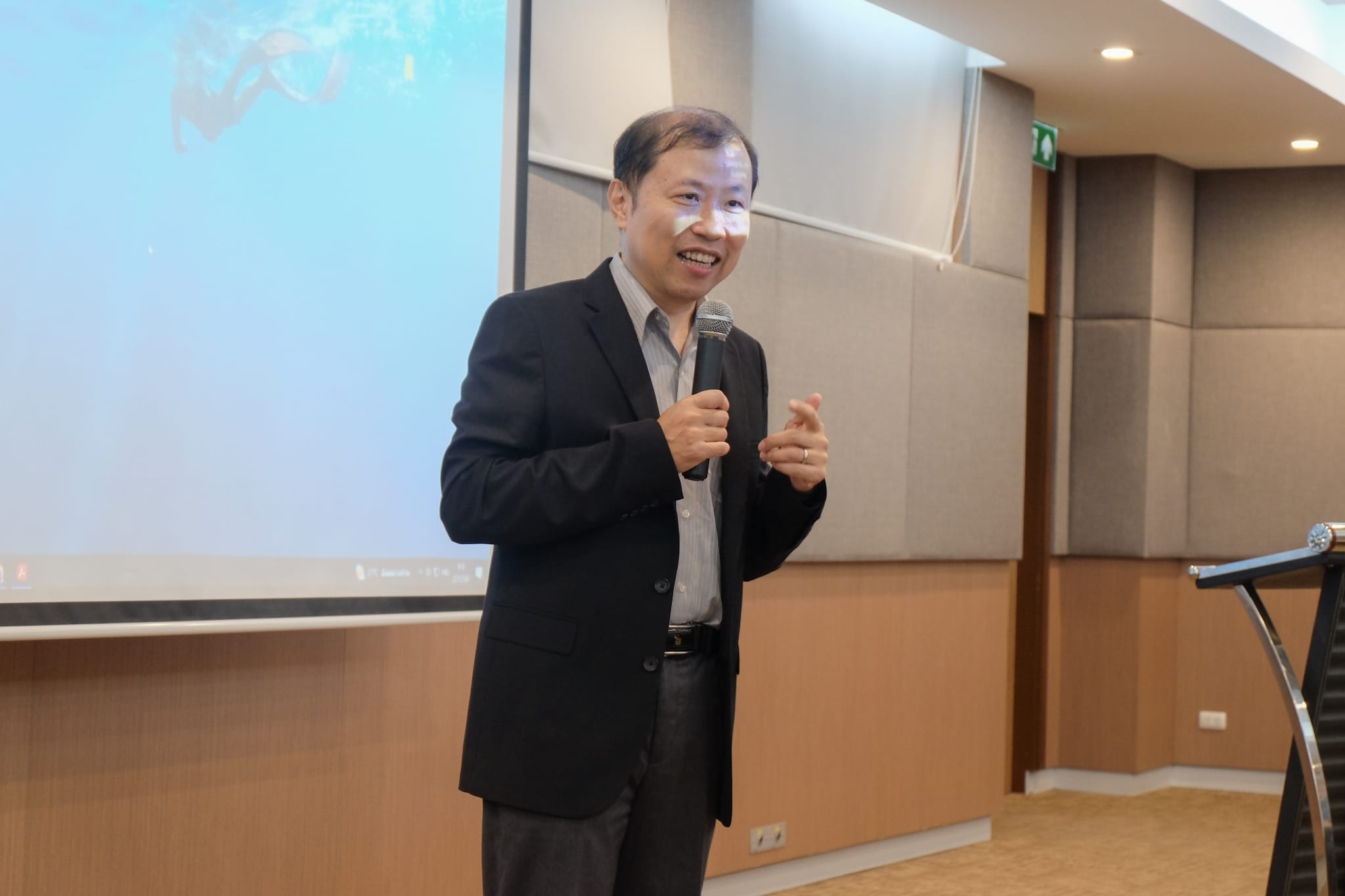 ​ยินดีต้อนรับ Dean​ of​ International, Hon-Man Lee, Ph.D. and​ Division Head​ Office​ of​ International, Hsiu-Hui Change.