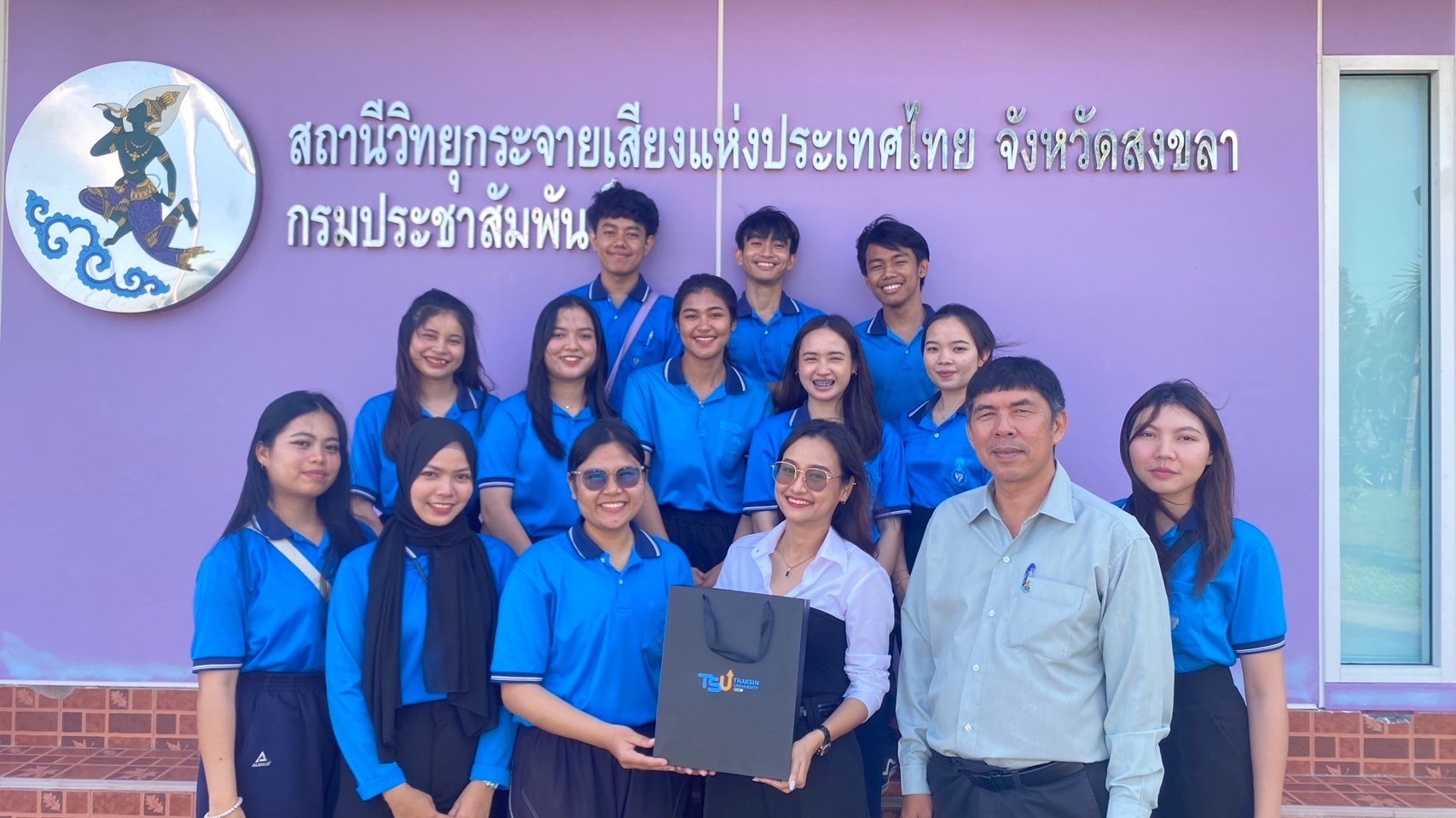 นิสิตสาขาวิชาเทคโนโลยีและสื่อสารการศึกษา เข้าไปศึกษาดูงาน สถานีวิทยุกระจายเสียง ในจังหวัดสงขลา
