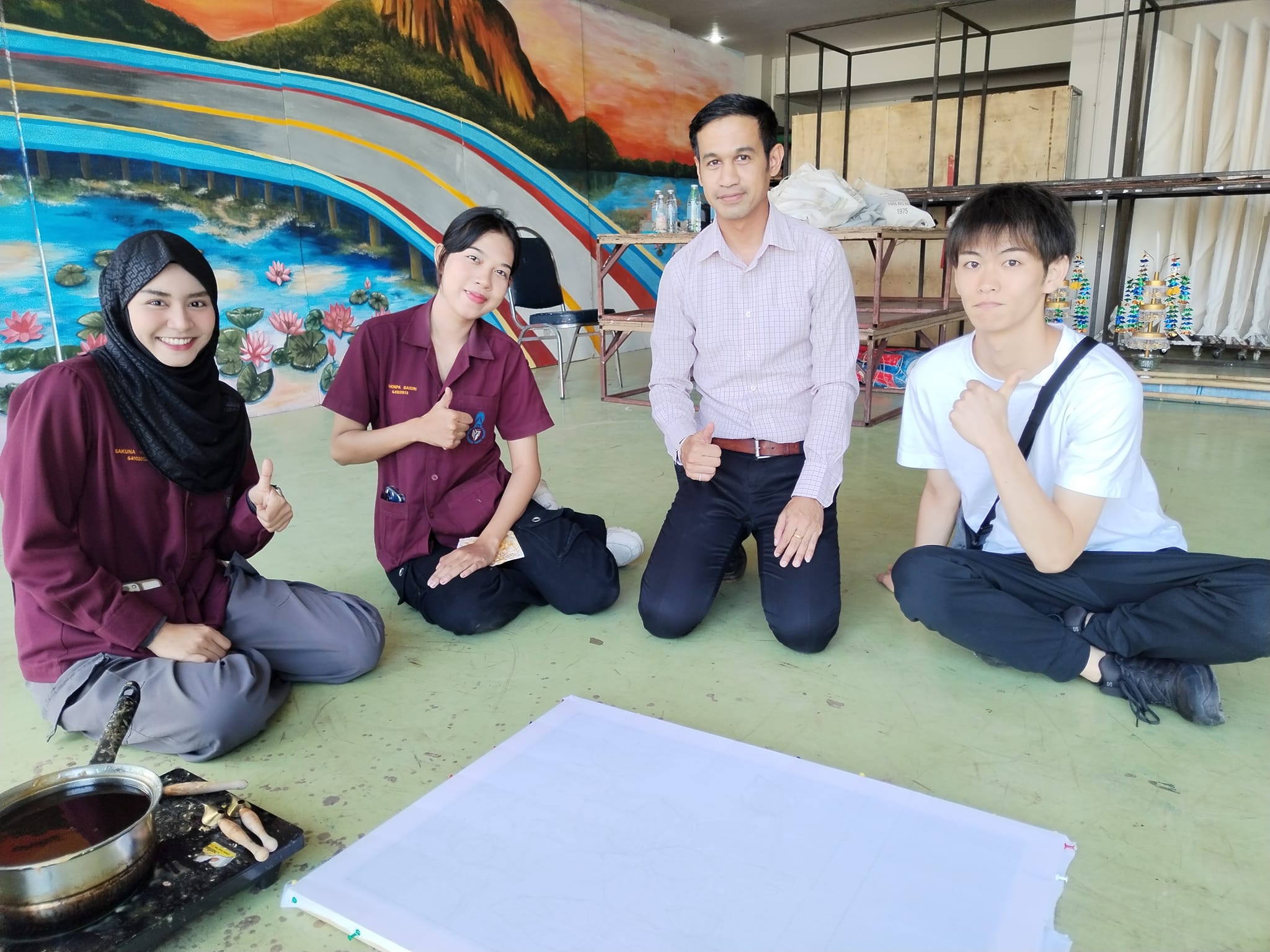 อาจารย์​กิตติศักดิ์​ ธรรมอภิบาล ให้ความรู้​ แนะนำและฝึกปฏิบัติ ​เรื่อง"บาติกเบื้องต้น​สำหรับครู"