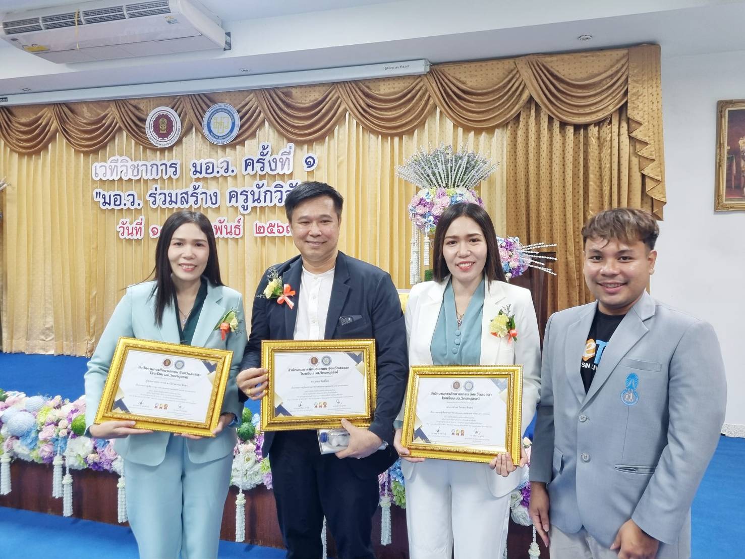 คณาจารย์สาขาสังคมศึกษาเข้ารับเกียรติบัตรจากนายสุกรี แวนมูซอ ผู้อำนวยการสำนักงานการศึกษาเอกชน จังหวัดสงขลา