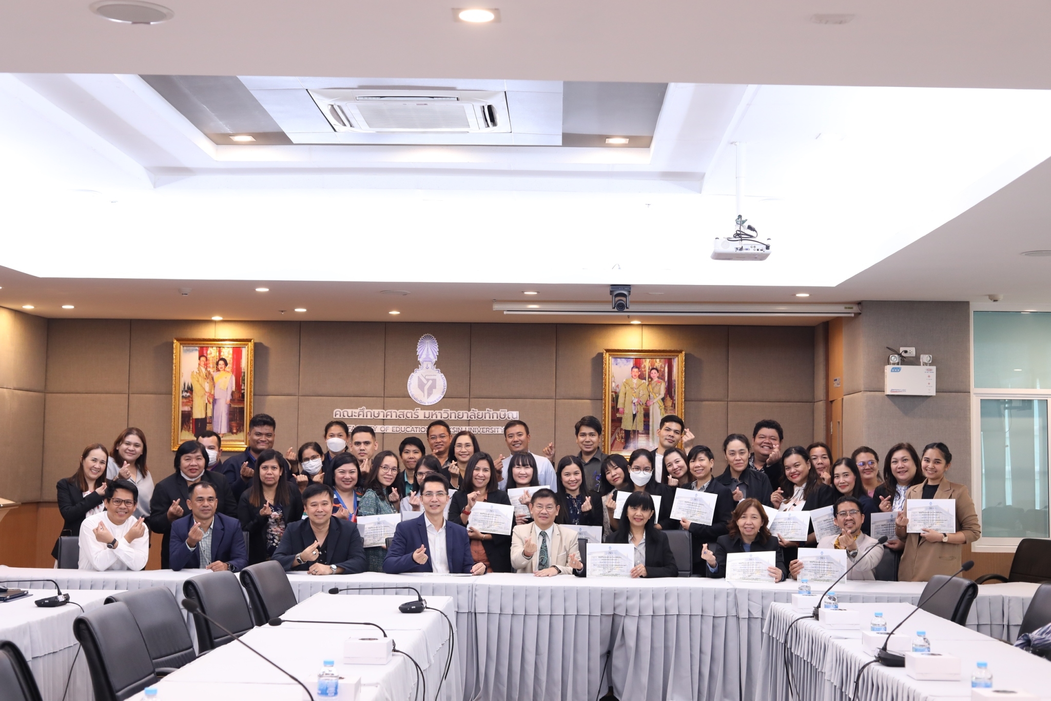 คณะผู้บริหาร คณาจารย์สาขาวิชาหลักสูตรและการสอนต้อนรับคณาจารย์ คณะศึกษาศาสตร์ มหาวิทยาลัยศิลปากร