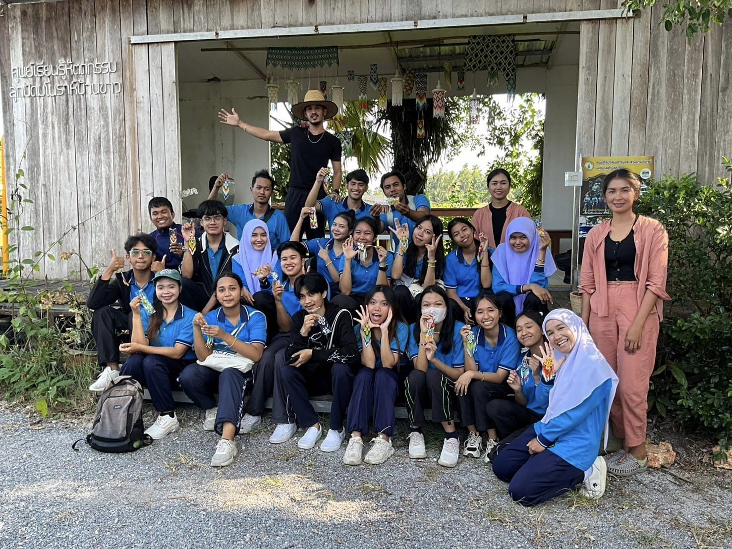 ศึกษาเรียนรู้งานศิลปะพื้นถิ่น การร้อยลูกปัดมโนราห์  ณ ศูนย์การเรียนรู้หัตถกรรมลูกปัดมโนราห์บ้านขาว