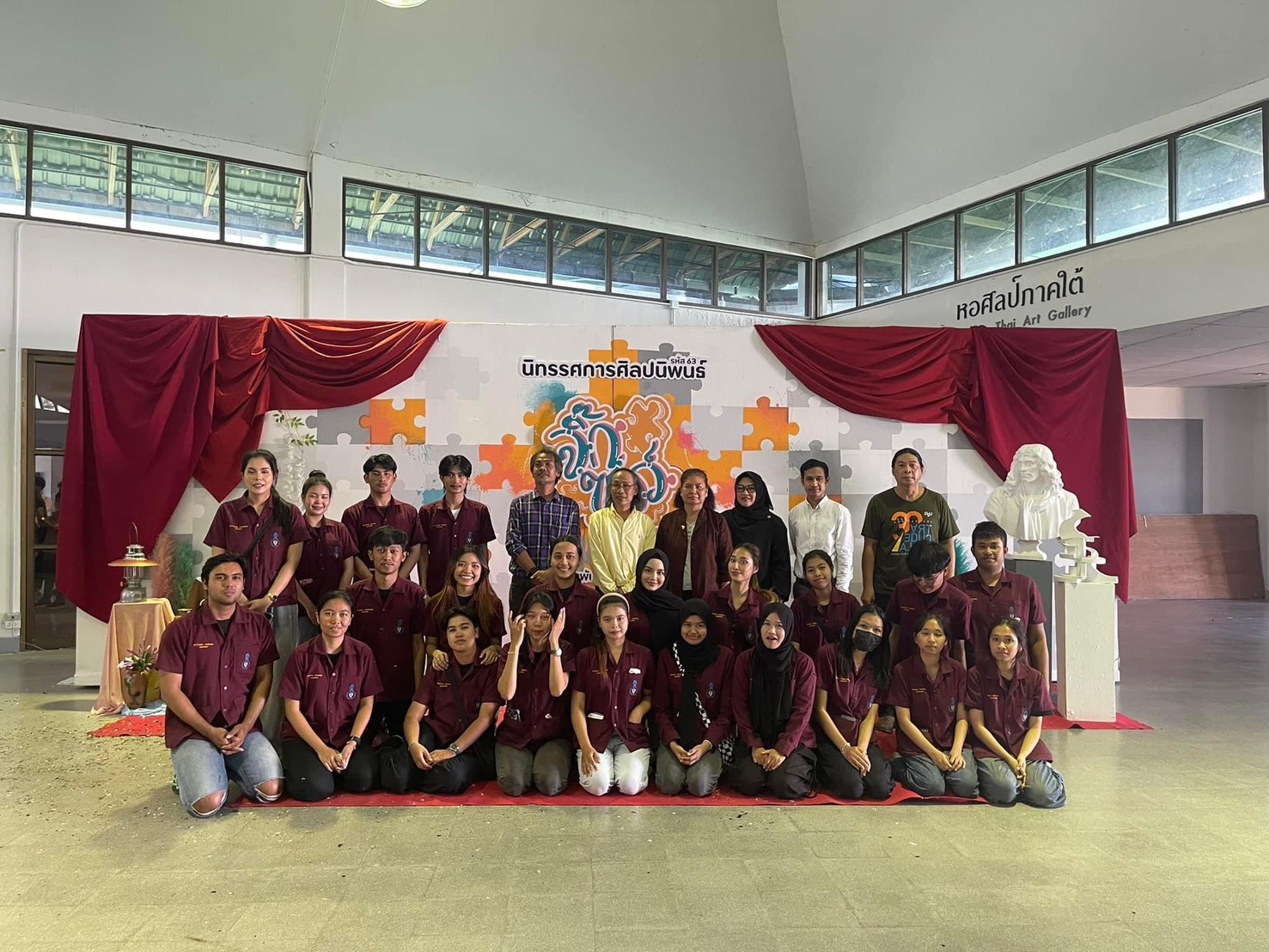 สาขาวิชาศิลปศึกษาด้นำนิสิตเข้าร่วม งานนิทรรศการศิลปนิพนธ์  ” จิ๊กซอว์ ต่าง เติม เต็ม ” ณ หอศิลป์ภาคใต้ ม.อ.ปัตตานี