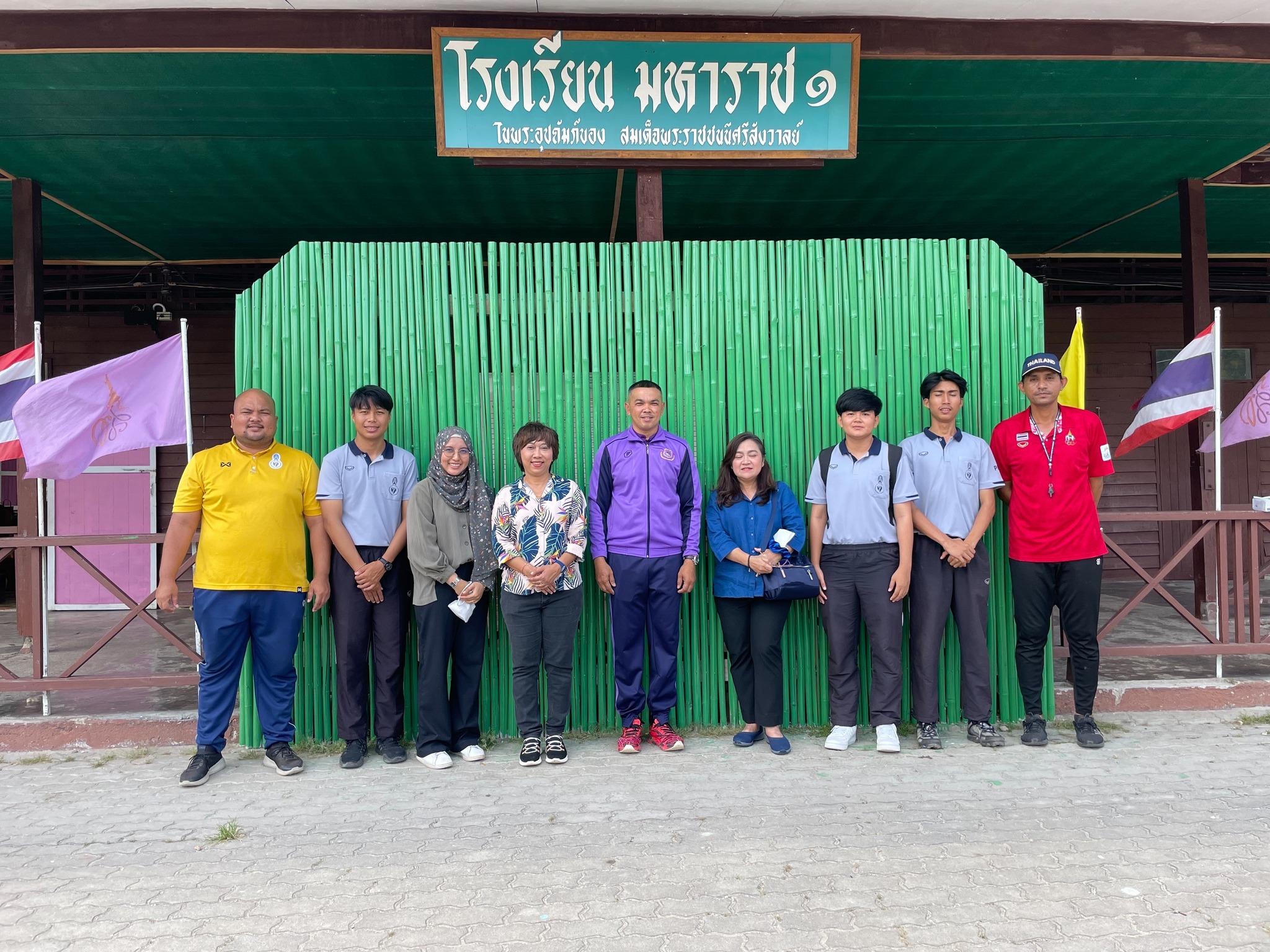 โครงการพัฒนาศักยภาพโรงเรียน ในพระราชดำริและโรงเรียนขาดแคลน ในเขตพื้นที่การศึกษา 4 จังหวัดภาคใต้  มหาวิทยาลัยทักษิณ ได้จัดโครงการการ พัฒนาสุขภาวะที่เอื้อต่อการเรียนรู้ ด้วยการทดสอบสมรรถภาพร่างกาย ตามเกณฑ์มาตรฐานสำหรับนักเรียน ชั้นประถมศึกษาของโรงเรียนในพระราชดำริฯ