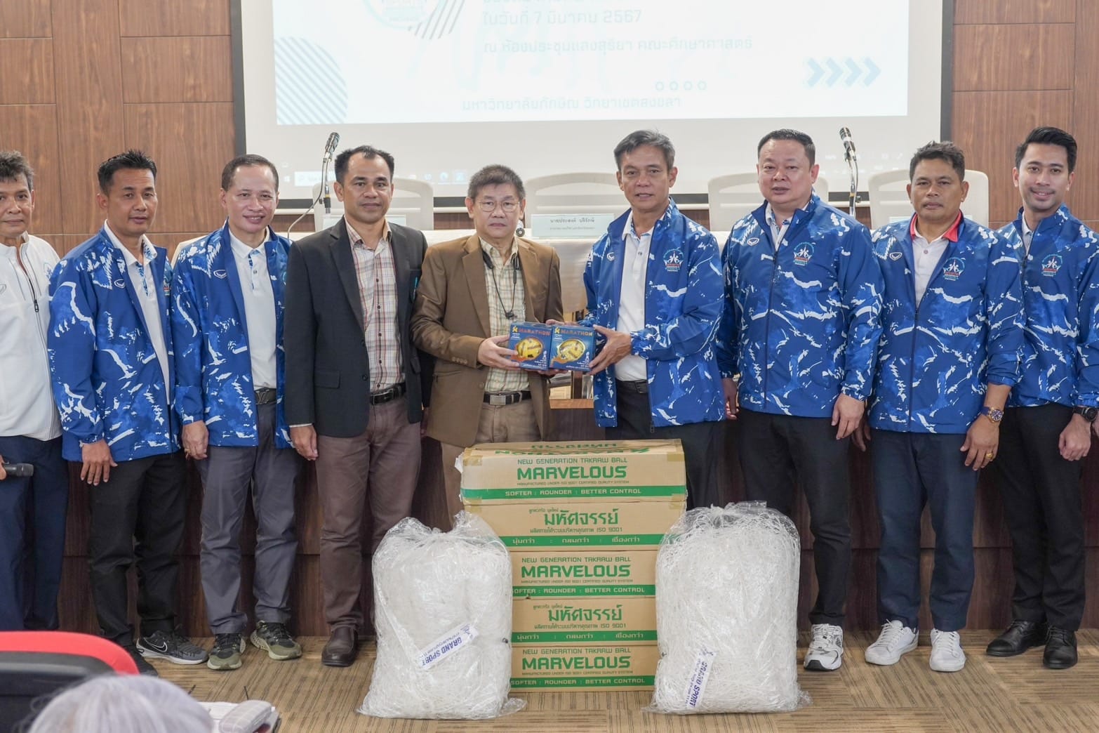 ผศ.ดร.วิทวัฒน์ ขัตติยะมานคณบดีคณะศึกษาศาสตร์​ ได้ให้การต้อนรับผู้เข้าร่วมการประชุมใหญ่สามัญประจำปี 2566 ของสมาคมกีฬาแห่งจังหวัดสงขลา