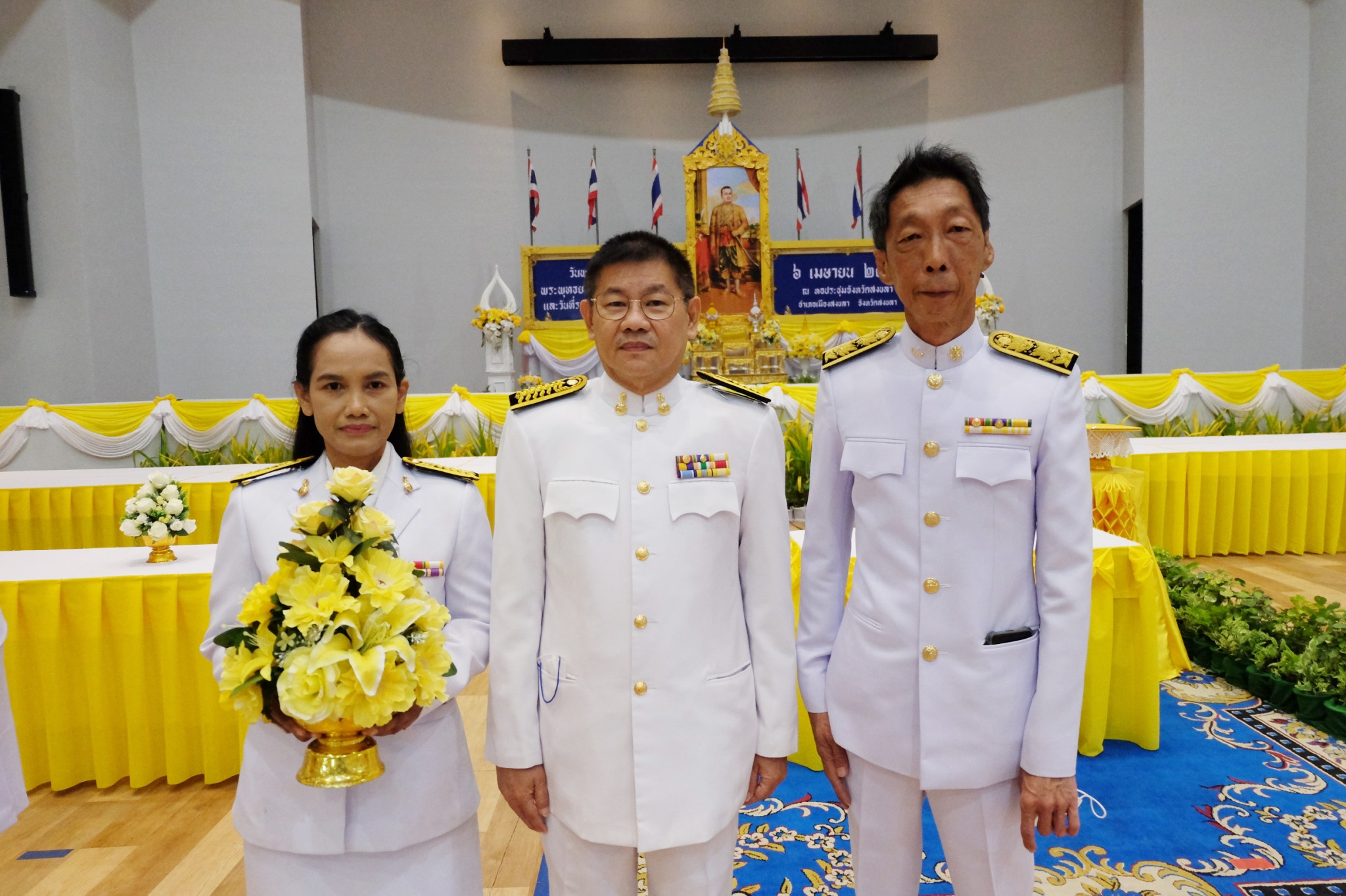 ผู้บริหาร​คณะศึกษา​ศาสตร์​  เป็นตัวแทนมหา​วิทยา​ทักษิณ​ ร่วม​พิธี ถวายพานพุ่มดอกไม้เครื่องราชสักการะ วันพระบาทสมเด็จพระพุทธยอดฟ้าจุฬาโลกมหาราช