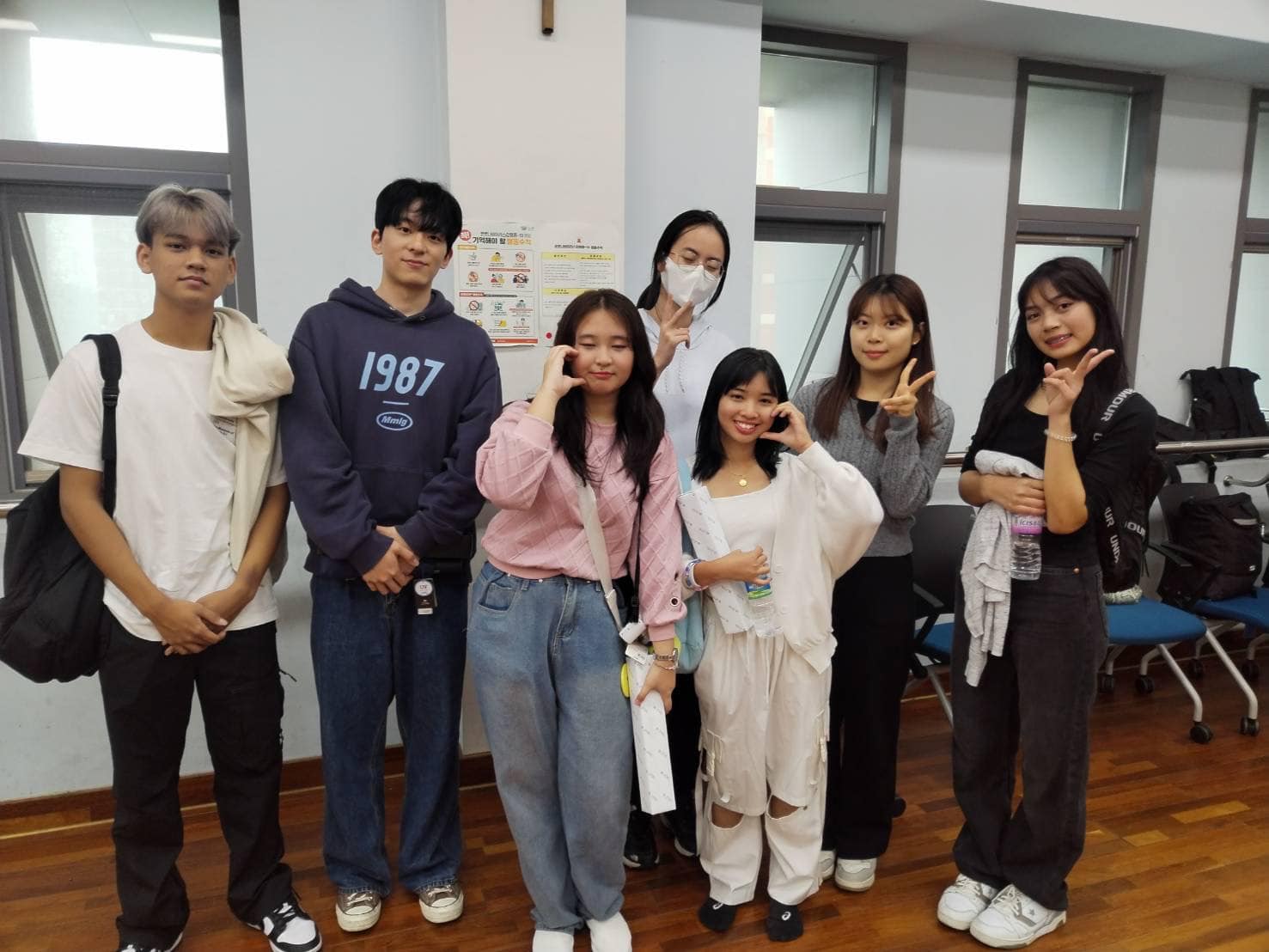 นิสิต​คณะศึกษา​ศาสตร์ มหา​วิทยาลัย​ทักษิณ​  นักเรียนโรงเรียน​วรนารีเฉลิม  และนักเรียน​โรงเรียน​ มอ.วิทยา​นุสรณ์  เข้าเรียนรู้​และฝึก​ปฏิบัติ​ทักษะการเต้น​ K-POP