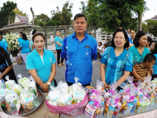 ผู้บริหารคณะศึกษาศาสตร์ ร่วมพิธีทำบุญตักบาตรเนื่องในวันแม่แห่งชาติ 2558
