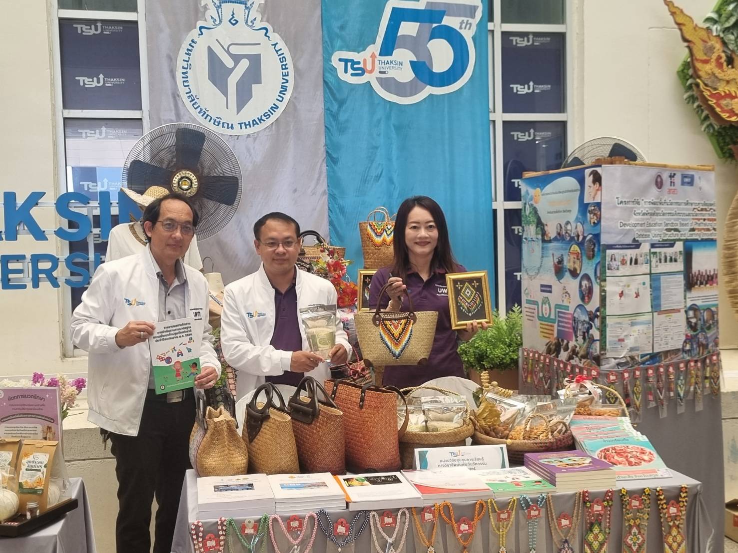 นิทรรศการนำเสนอผลงานหน่วยวิจัยชุมชนการเรียนรู้ทางวิชาชีพบนพื้นที่นวัตกรรม คณะศึกษาศาสตร์