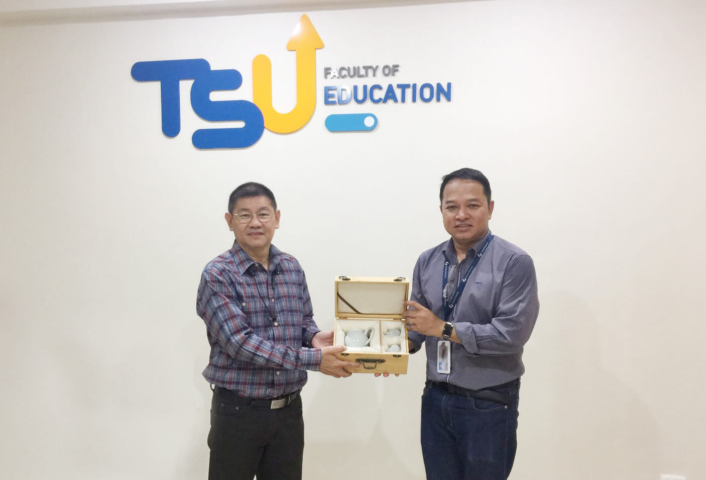 ผู้ช่วยศาสตราจารย์ ดร.วิทวัฒน์ ขัตติยะมาน  คณบดีคณะศึกษาศาสตร์​ คณะศึกษาศาสตร์ รับมอบของที่ระลึกจาก "Chiao Tai High School"