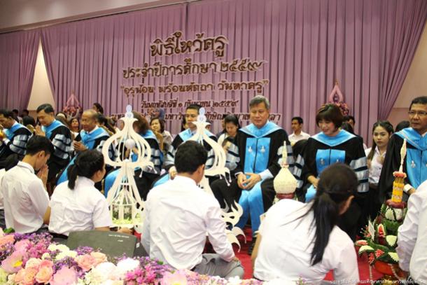 พิธีไหว้ครู ประจำปีการศึกษา 2559 "อุรุน้อม พร้อมหัตถา วันทาครู"