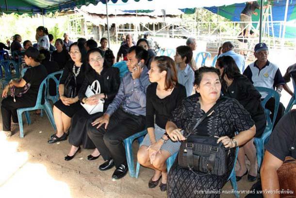 คณะผู้บริหาร คณาจารย์ และบุคลากร คณะศึกษาศาสตร์ ร่วมพิธีรดน้ำศพ คุณแม่ลับ ปาลรัตน์