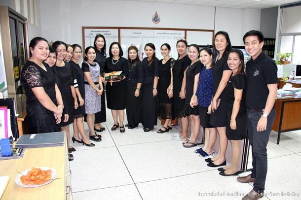 หัวหน้าสำนักงานคณะศึกษาศาสตร์ นำทีมบุคลากรคณะศึกษาศาสตร์ มอบของขวัญเนื่องในโอกาสส่งท้ายปีเก่าต้อนรับปีใหม่ 2560