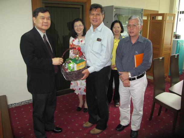 ผู้บริหารคณะศึกษาศาสตร์มอบกระเช้าอวยพรปีใหม่อธิการบดี