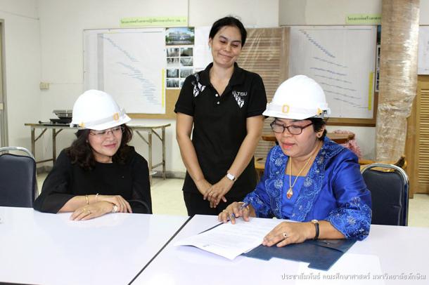 ตรวจงานก่อสร้างอาคารปฏิบัติการวิชาชีพครู