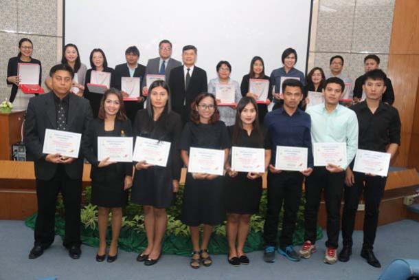 คณะศึกษาศาสตร์ ขอแสดงความยินดีกับนิสิตและบุคลากรของคณะที่ได้รับรางวัลวิทยานิพนธ์ดีเด่นประจำปี 2558