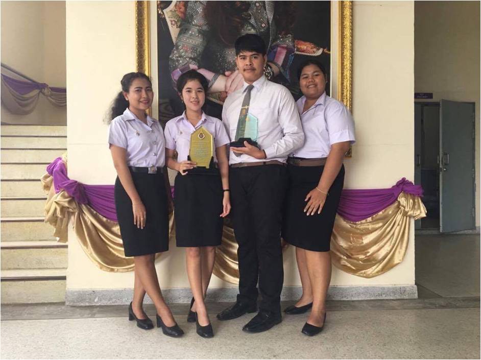 นิสิตสาขาวิชาภาษาไทย ชั้นปีที่ ๔ ได้รับรางวัลการแข่งขันร้อยกรองรางวัลโล่พระราชทานสมเด็จพระเจ้าลูกเธอ เจ้าฟ้าจุฬาภรณวลัยลักษณ์ อัครราชกุมารี ครั้งที่ ๑๖ ประจำปี พ.ศ. ๒๕๖๐