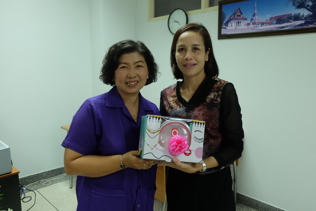 มอบของขวัญแก่แม่บ้านประจำอาคารคณะศึกษาศาสตร์