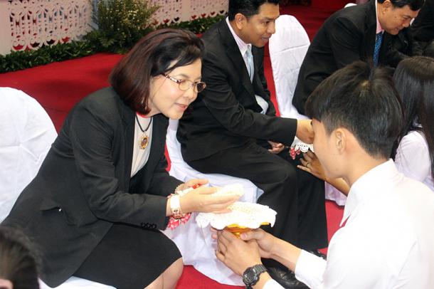 ผู้บริหาร คณาจารย์ คณะศึกษาศาสตร์ ร่วมพิธีปฐมนิเทศนิสิตใหม่ ระดับปริญญาตรี ประจำปี 2557